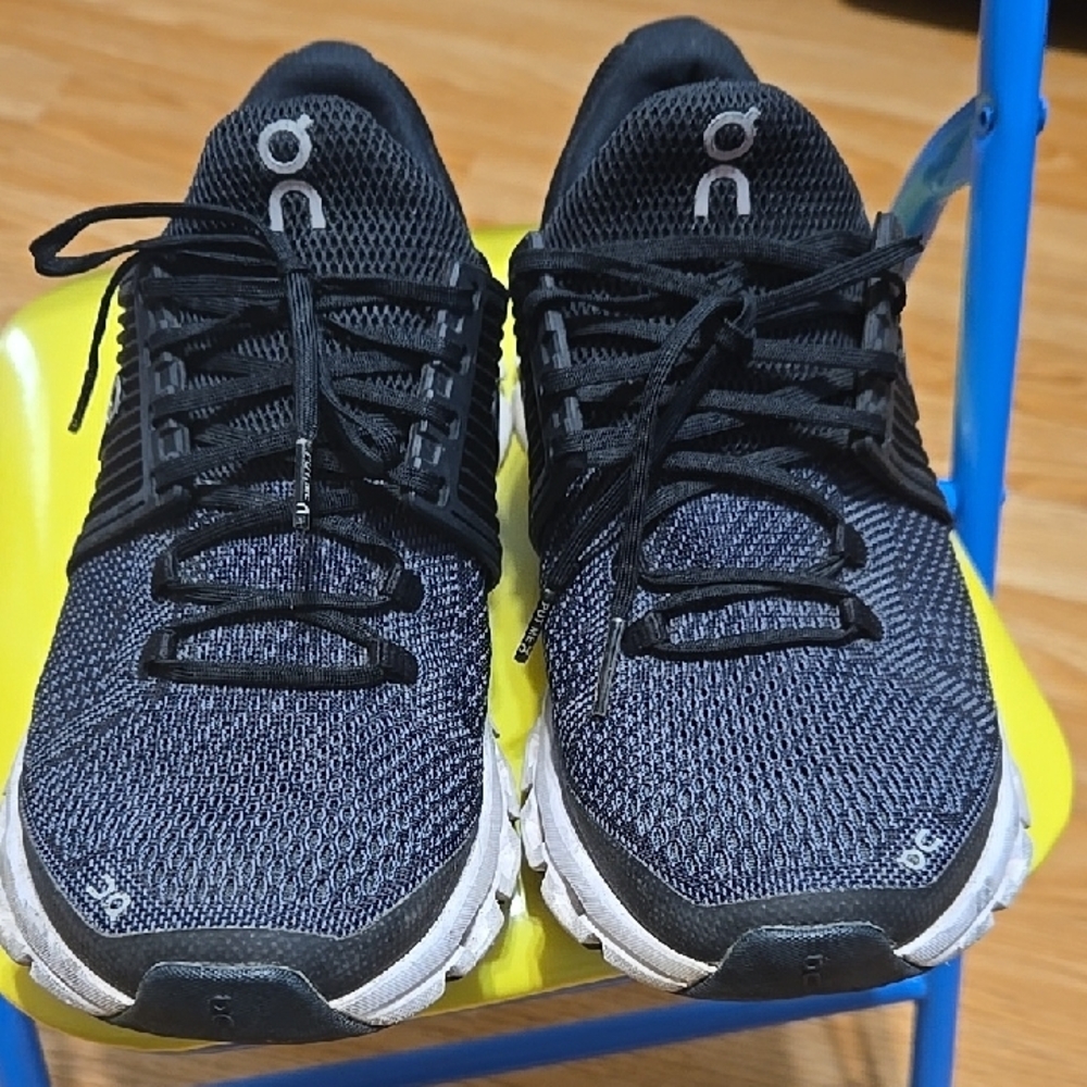 On Cloud Women’s Black and White 7.5 W Running Sneakers